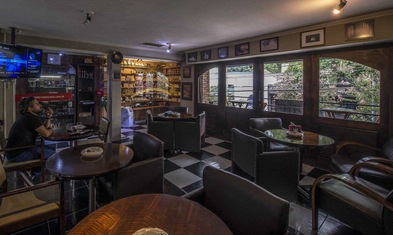 No espaço de 100m², assinado pela arquiteta Ana Letícia Virmond, a Varadero abriga uma charutaria, um bar e uma cafeteria.