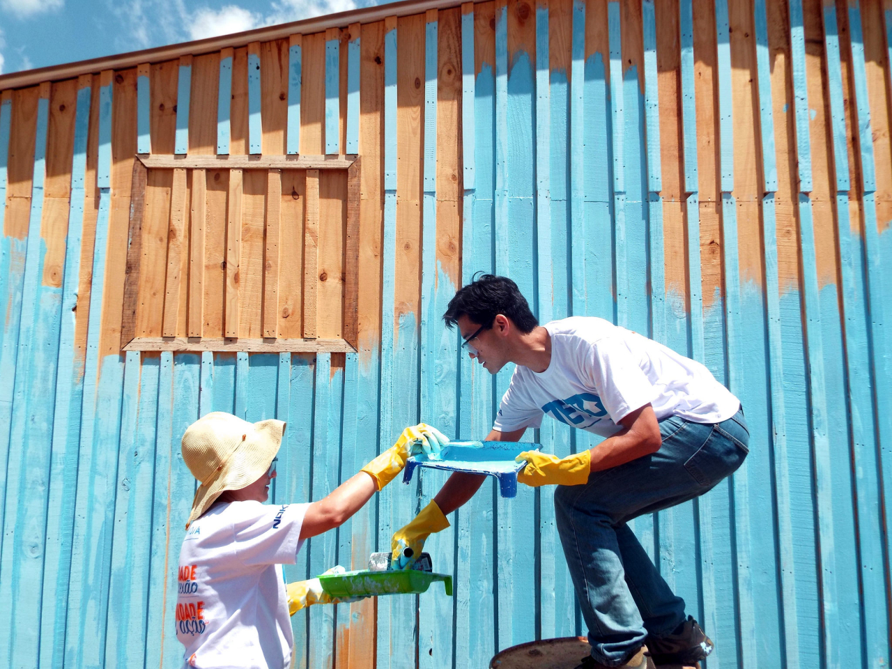 Pintura das casas na comunidade A Favorita, em Araucária (PR). Foto: Flickr/Comunicação TETO PR