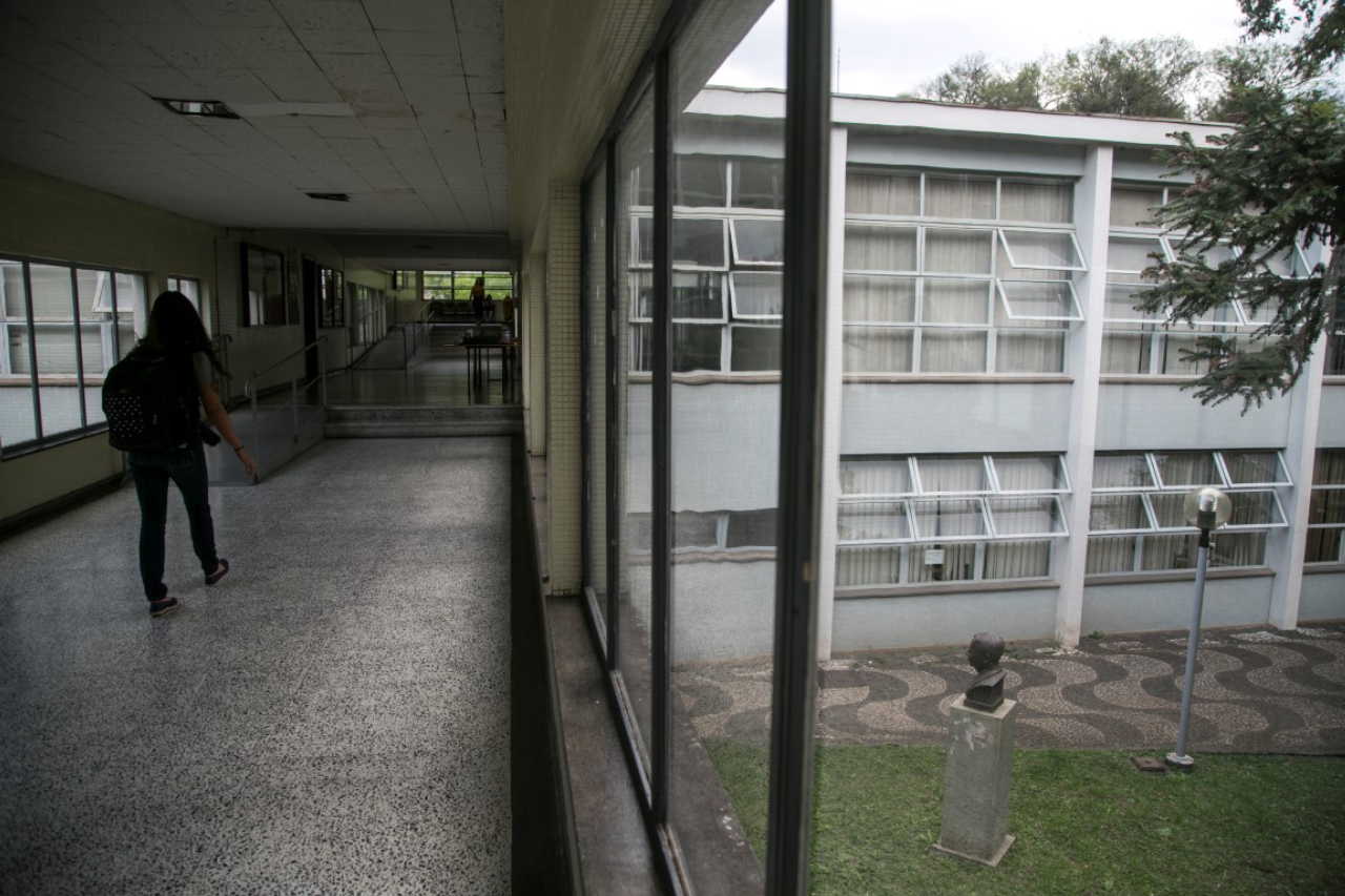 Centro Politécnico / UFPR - 24-09-2018 - O Centro Politécnico da UFPR, localizado no bairro Jardim das Américas. Na foto, estudantes universitários em um dos prédios do campus.