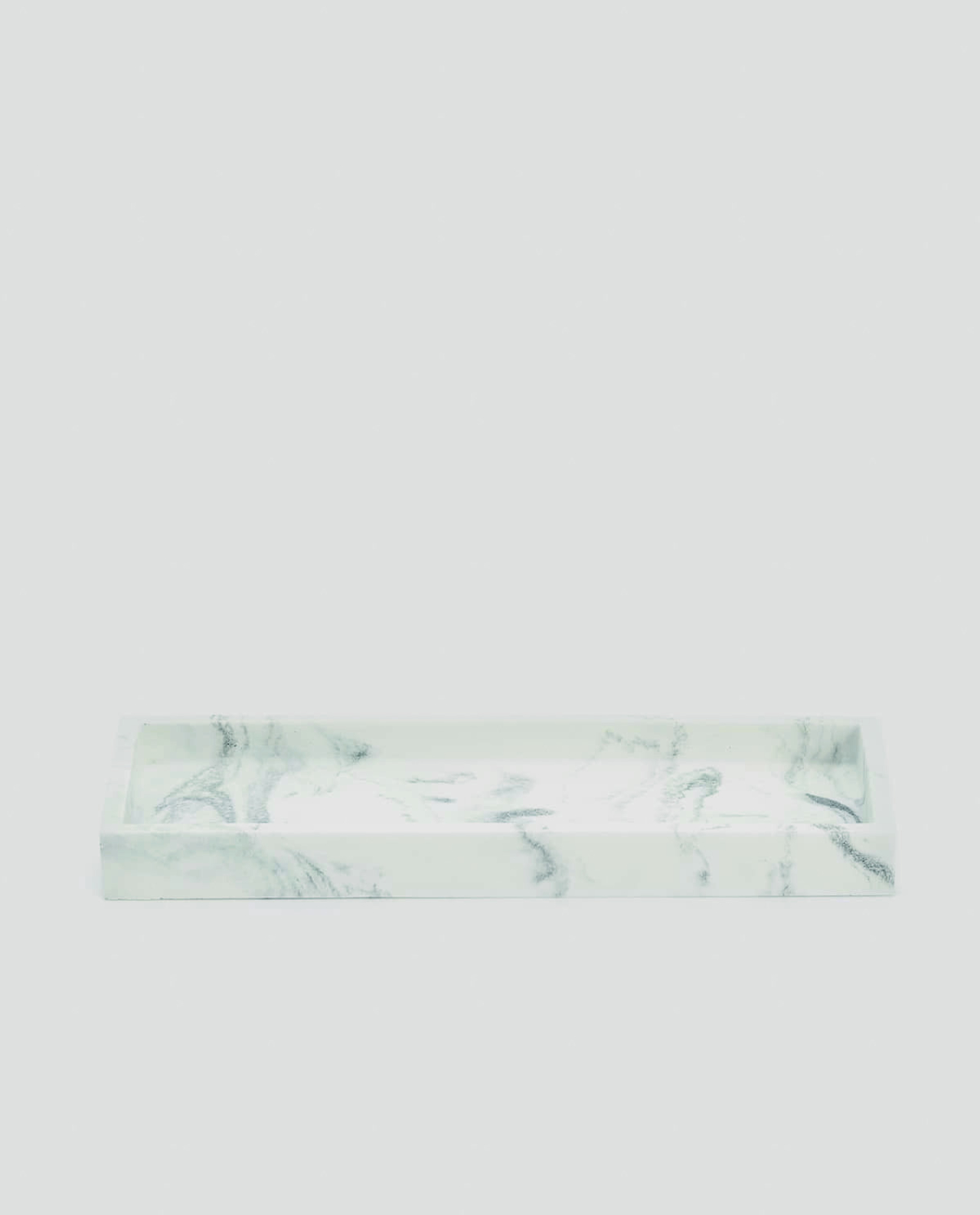 A bandeja com efeito mármore é versátil: vai da sala ao banheiro. Por R$<br>119,90 na Zara Home.