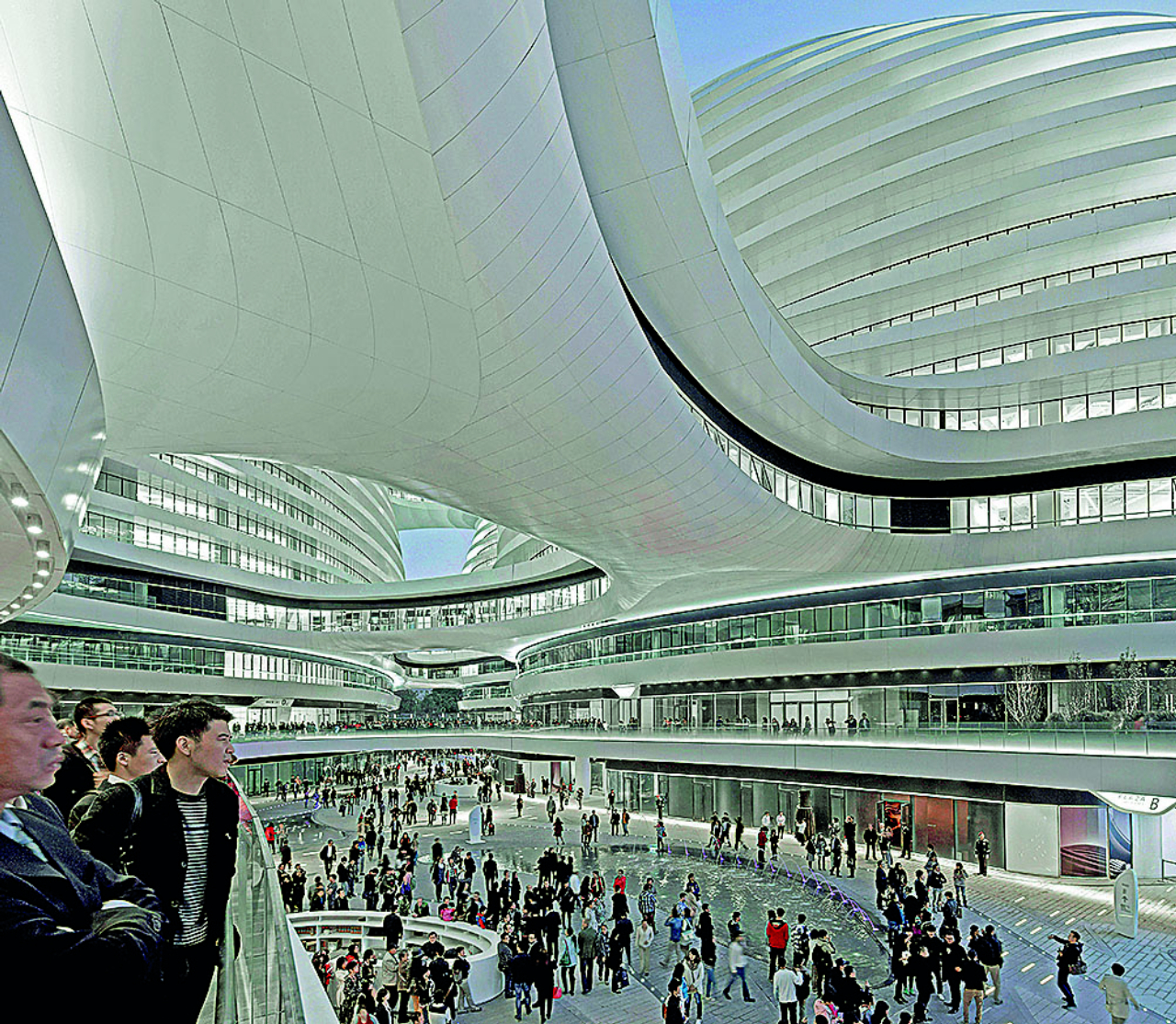 Complexo empresarial Galaxy, na área do Soho, em Pequim, inaugurado em 2012: composição panorâmica de cinco volumes separados, mas contínuos e interligados por passarelas alongadas.