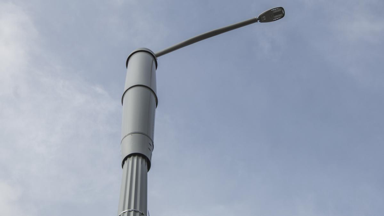 Parecem convencionais, mas são smart: postes inteligentes terão dimerizador de luz e roteador de Wi-Fi. Foto: reprodução