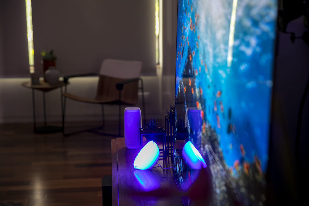 As lâmpadas inteligentes Hue, da Philips, trocam de cor e podem ser dimerizadas diretamente no Google Home. Foto: Luciana Naaith/divulgação 