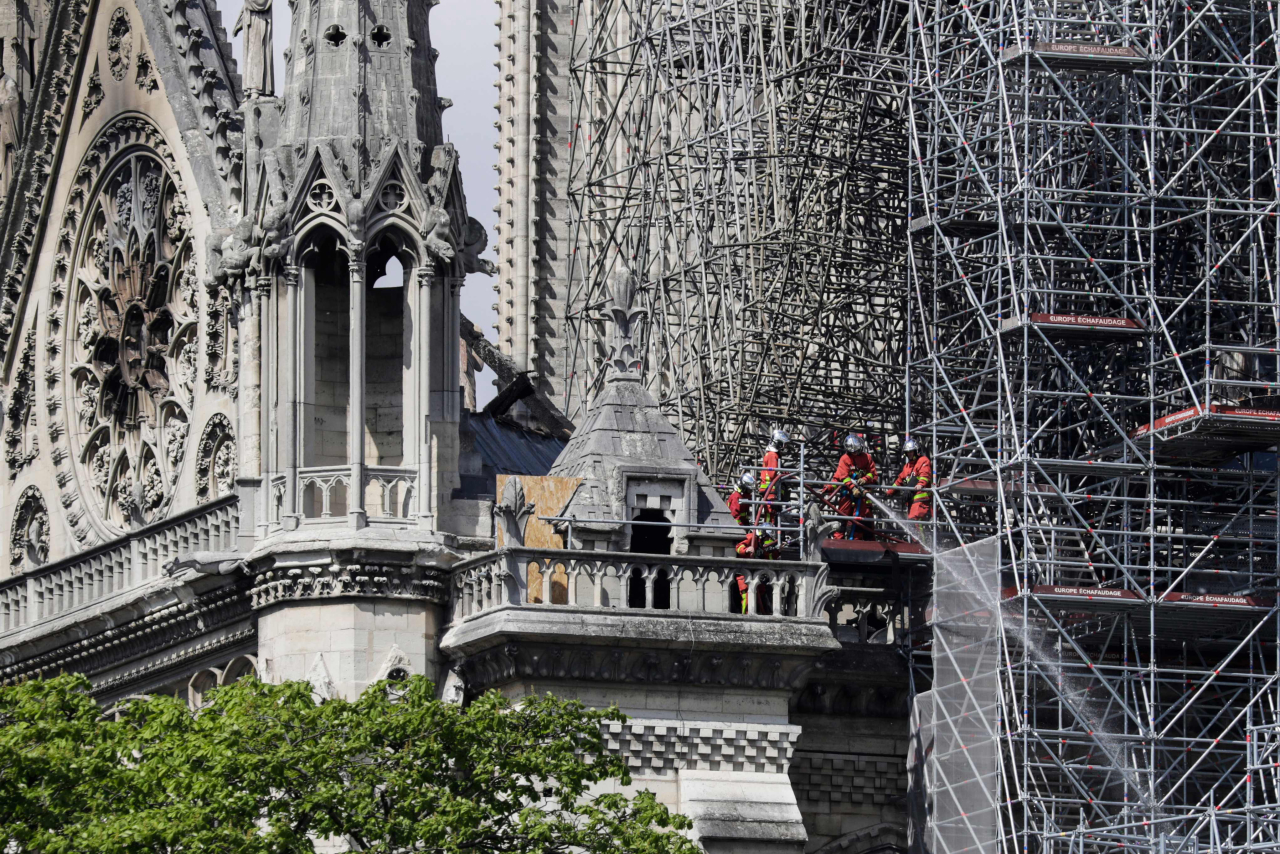 Bombeiros trabalham para extinguir fogo na Notre-Dame. Foto: Thomas Samson / AFP