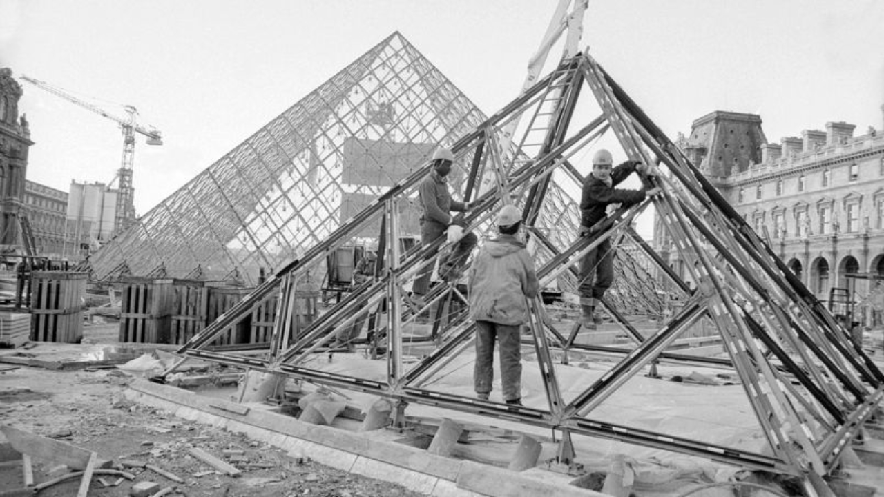 Construção da pirâmide do Louvre em fevereiro de 1988. Foto: reprodução/Le Figaro Immobilier
