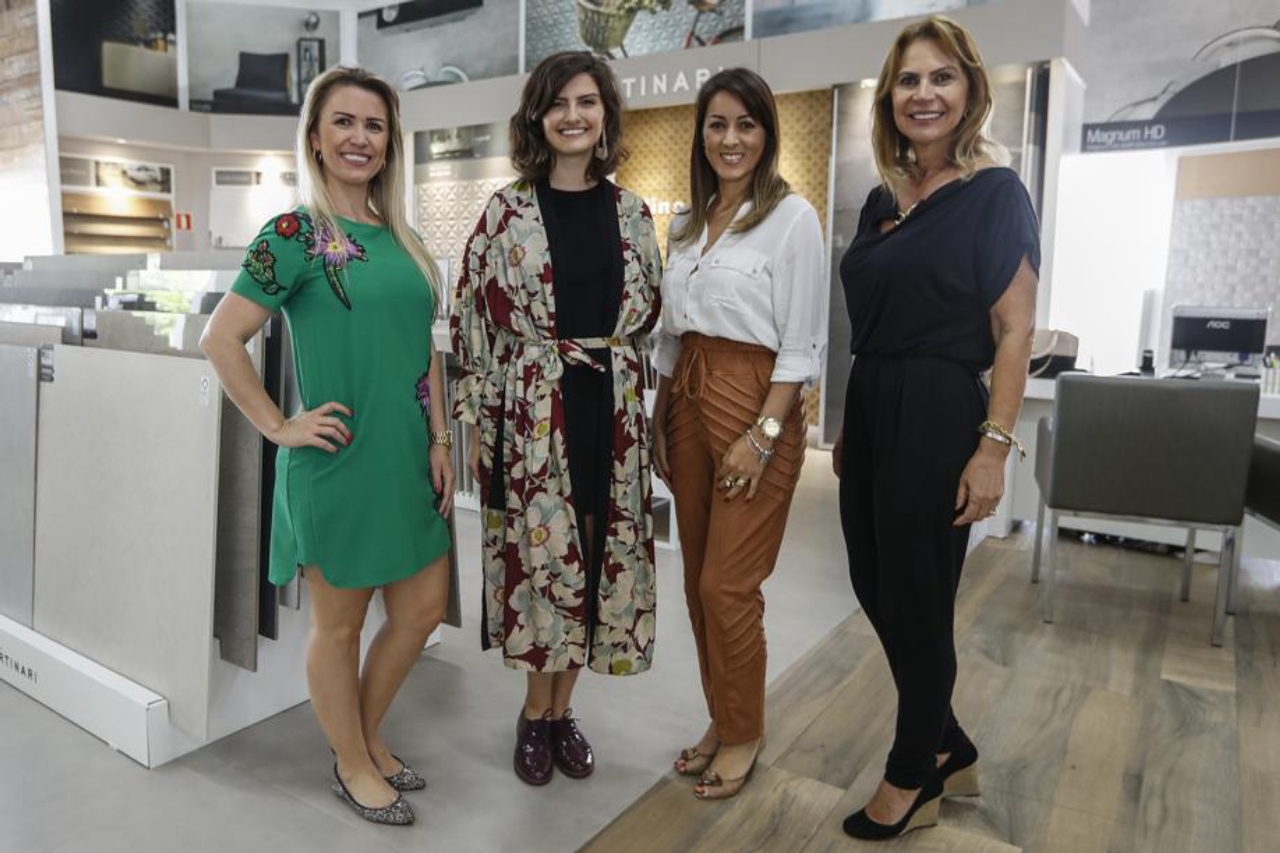 As arquitetas Renata Fraidg, Nadya Badotti e Monica Pajewski, e a Aléxia Saraiva. Foto: Jonathan Campos/Gazeta do Povo