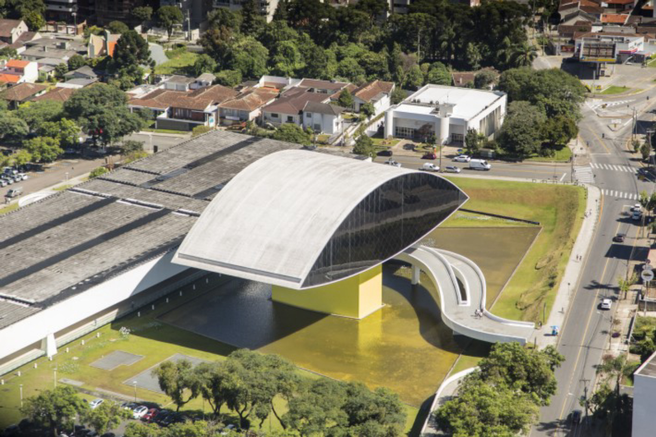 Vista aérea do Museu Oscar Niemeyer, um dos símbolos da arquitetura em Curitiba.<br>Foto: Henry Miléo / Gazeta do Povo. 