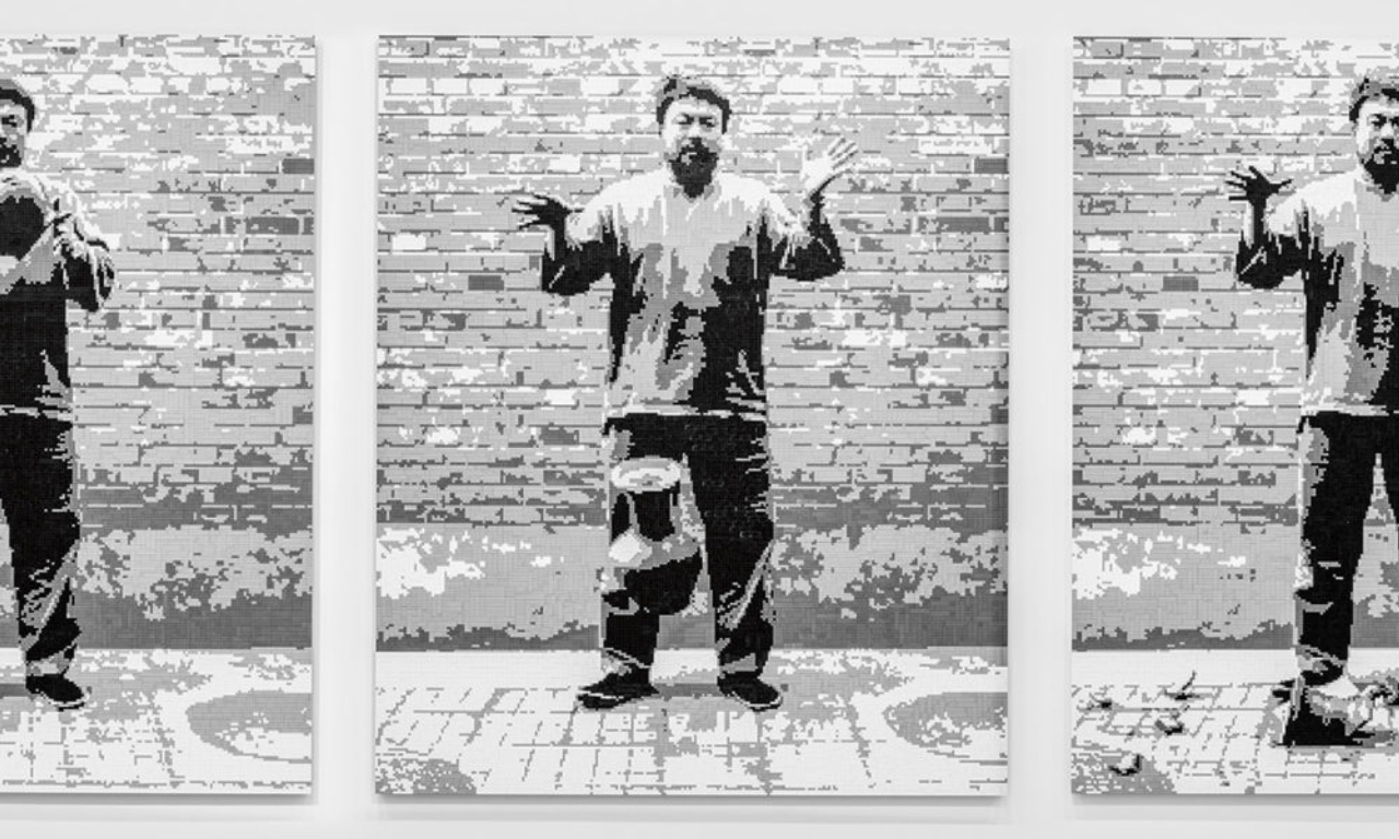 Na obra "Deixando cair uma urna da Dinastia Han", Weiwei recriou em Lego as imagens de quando efetivamente quebrou uma urna, relembrando a Revolução Cultural e registrando o momento em três fotos. A ideia de usar Lego é que todas as milhares de peças são iguais umas às outras. Foto: divulgação