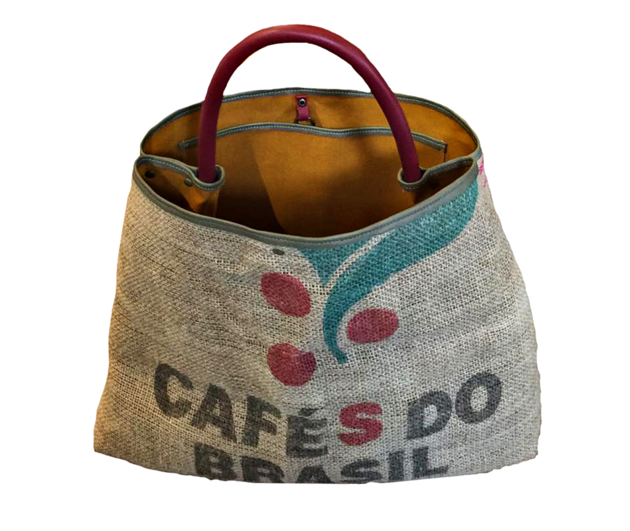 Bolsa assinada por Saulo Cesar, para MARROC,<br>marca autoral de upcycle de resíduos. Feita em<br>lona, saca de café e resíduos de couro, por 599.<br>@saulocesardesigns.