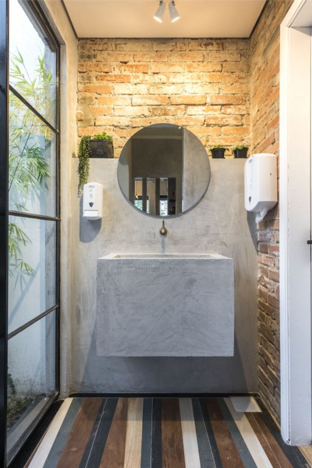 No banheiro, blocos de concreto para sustentar a pia corroboram o estilo industrial do projeto. Foto: Marcelo Stammer