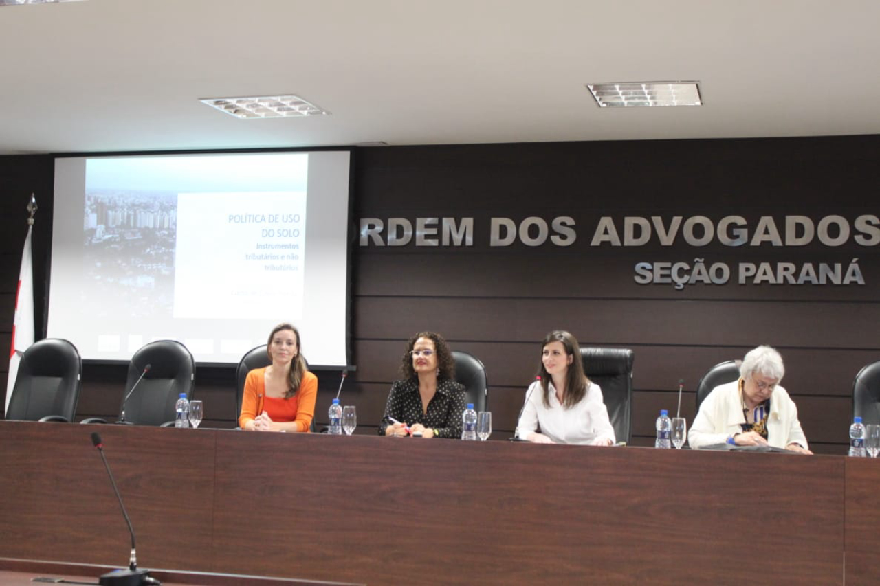 OAB-PR também recebeu o curso, que ocorreu em novembro de 2018. Na foto, Cintia Fernandes (OAB-PR), Gislene Pereira, Letícia Gadens (UFPR) e Sonia Rabello (Lincoln Institute). Foto: divulgação
