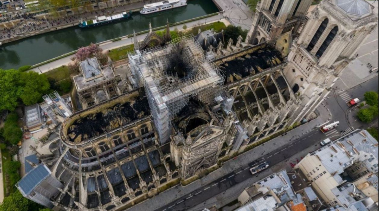 Registro aéreo mostra os estragos causados à Catedral de Notre-Dame pelo incêndio de 15 de abril. Foto: The Art Newspaper/Reprodução