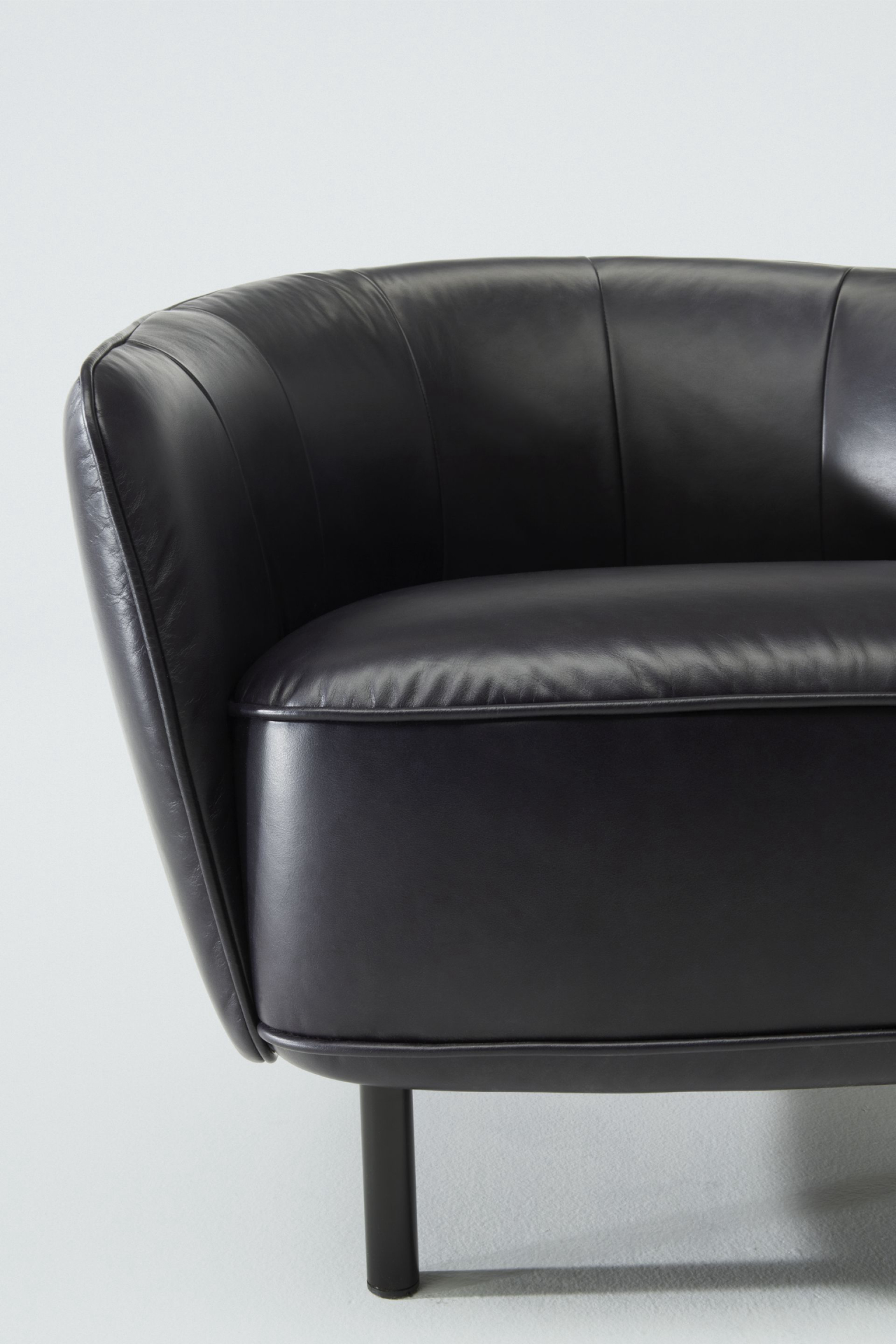 Monroe Black Chair, assinada pela Furf Design Studio para Natuzzi Editions. Foto: divulgação