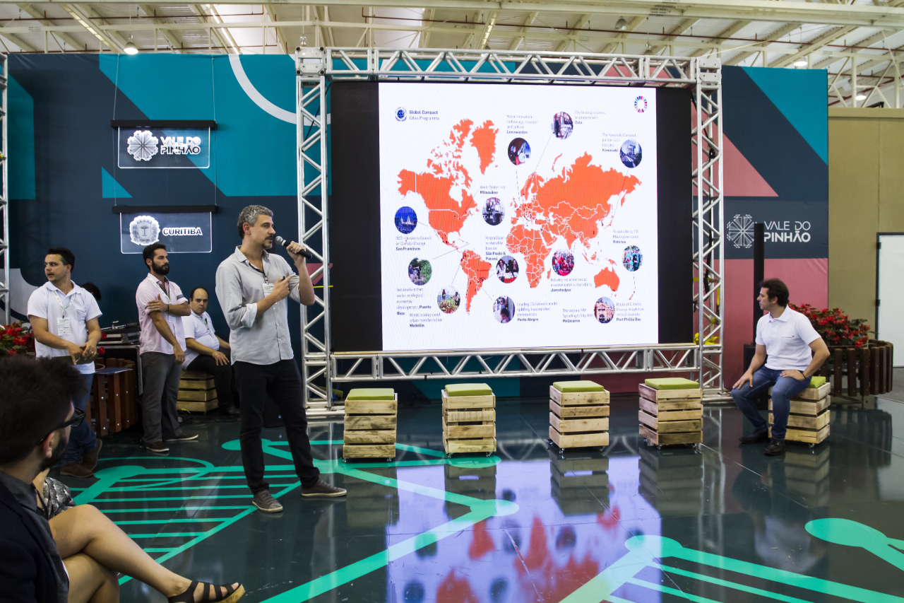 Pallets também foram aproveitados durante a Smart City Expo Curitiba 2018, edição brasileira do maior evento de cidades inteligentes do mundo. Foto: Ana Gabriella Amorin/Gazeta do Povo