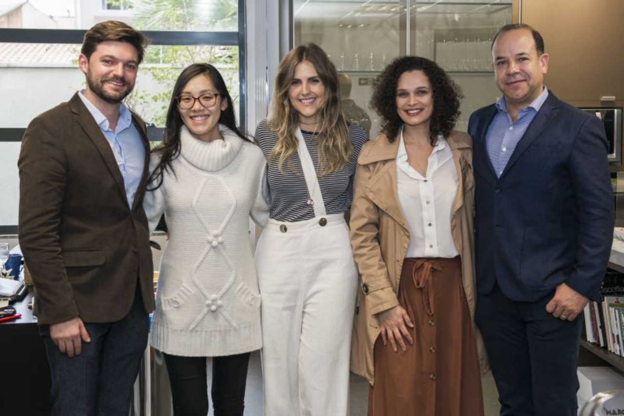 Diego Andrade, Jessica Hori, Luiza Loyola, a editora de Haus, Daliane Nogueira, e Humberto Oliveira, gerente de marketing da Guararapes<br>
