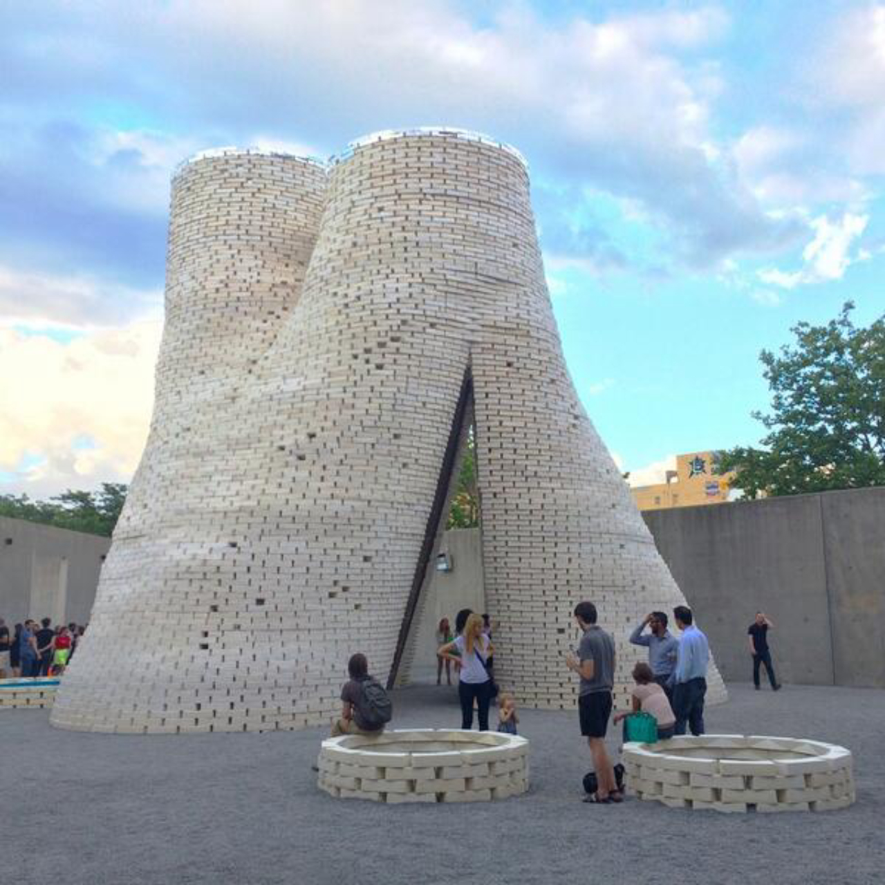Torre de tijolos orgânicos Hy-Fi, inaugurada no MoMA PS1 em 2014. Foto: divulgação/Inhabitat