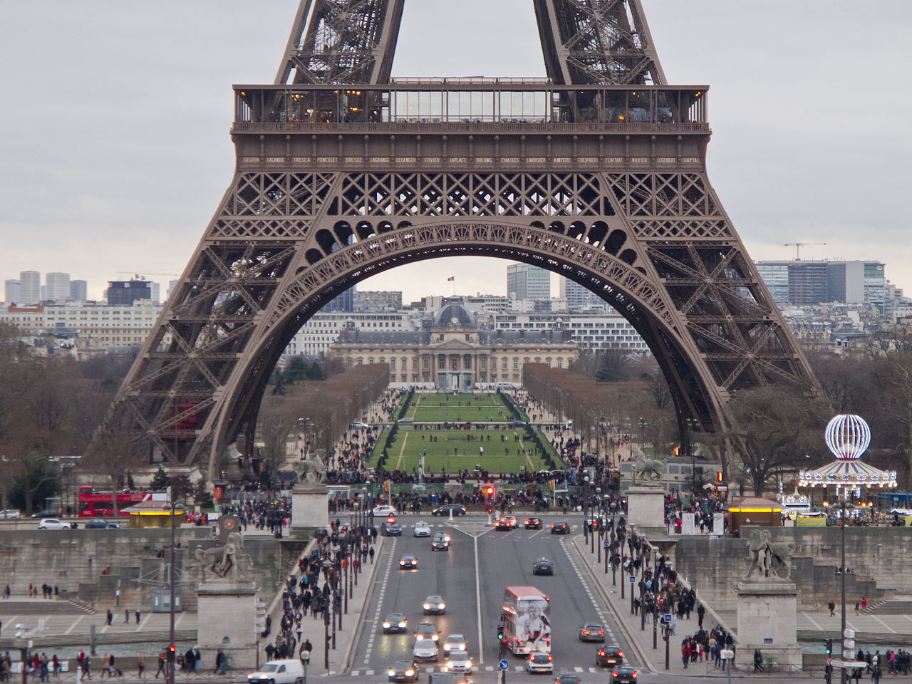Vista atual da Pont d'Iéna, Torre Eiffel e Champs de Mars (ao fundo). Foto: Wikimedia Commons