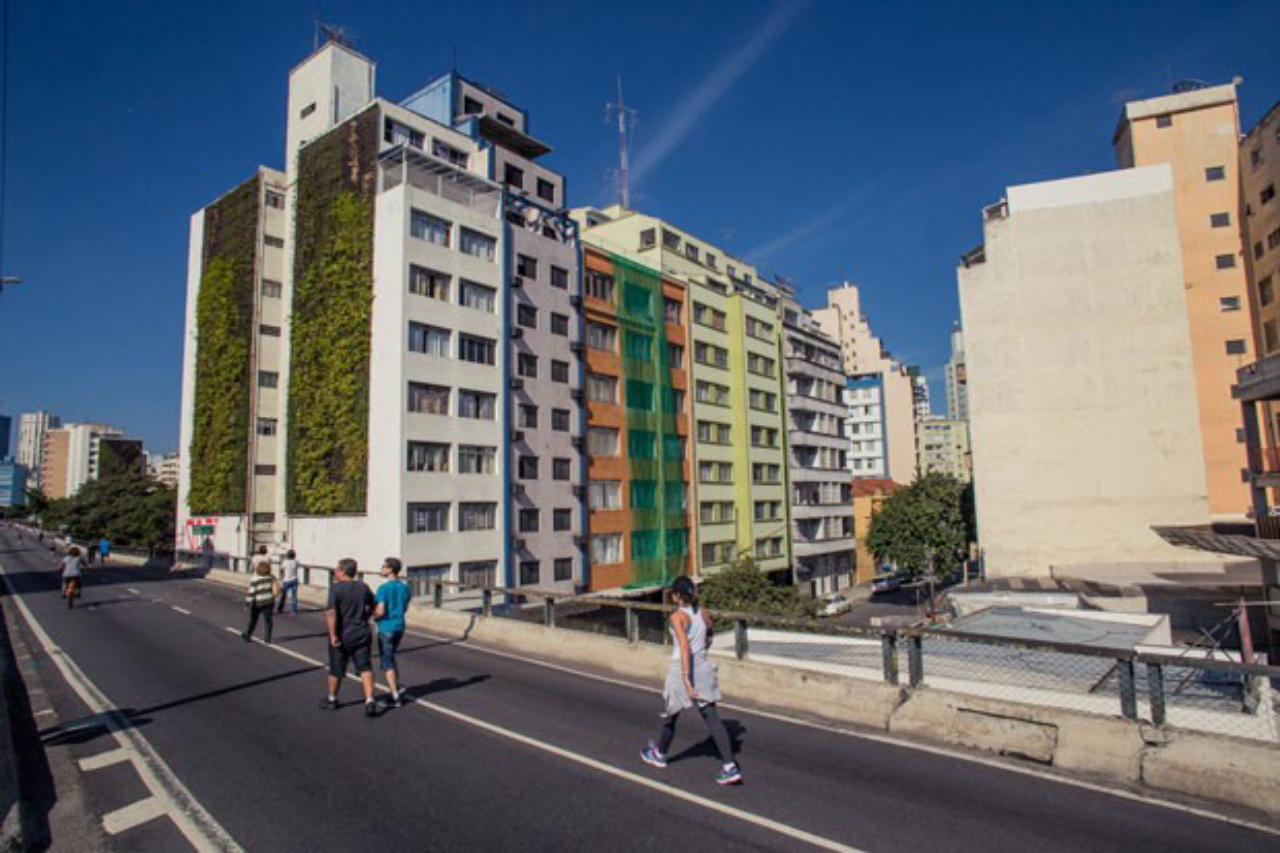 Um dos primeiros painéis verdes da capital paulista próximo ao Minhocão, bem parecido com a proposta empregada por João Doria em avenidas de São Paulo.<br>Foto: Movimento 90°/Felipe Gabriel/Divulgação