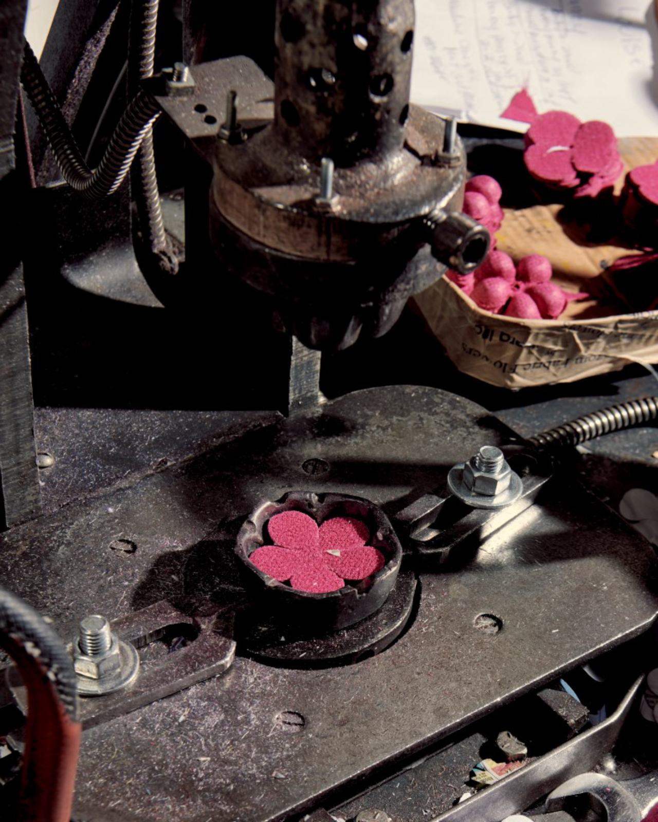 Máquina produz flores de couro na fábrica artesanal de Manhattan.<br>Foto: Vincent Tullo/The New York Times