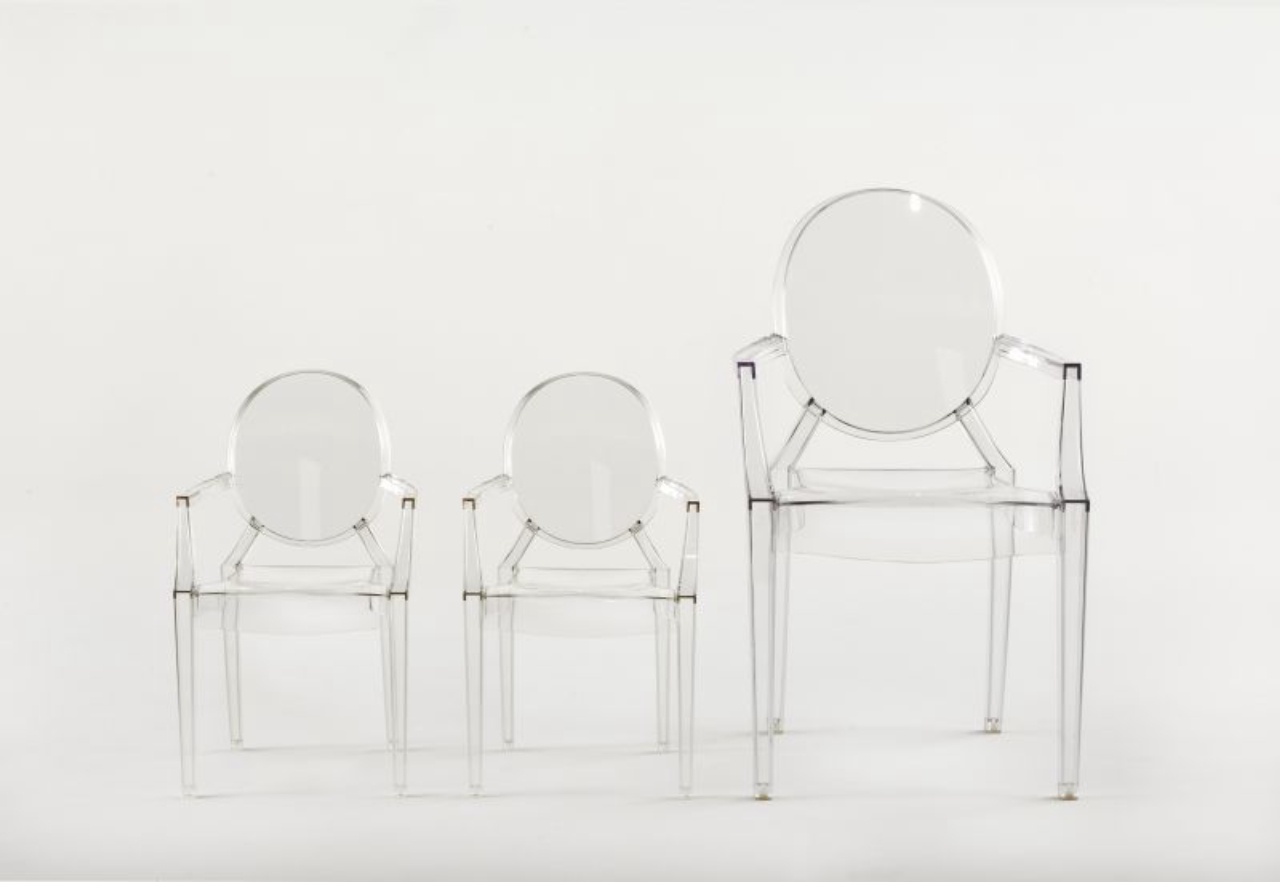 A cadeira assinada mais vendida do mundo, a Louis Ghost, de Philippe Starck. Foto: Divulgação/ Kraft 