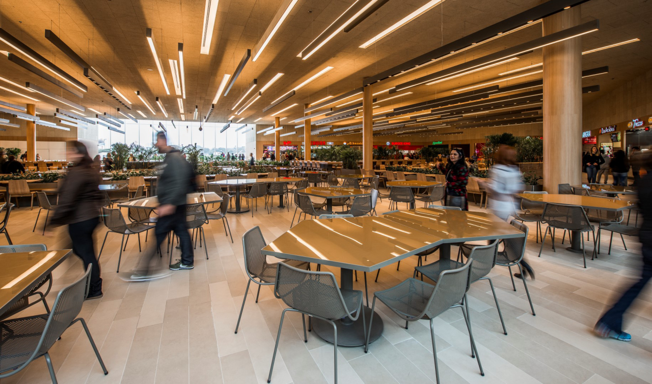 Mobiliário da área de alimentação tem design que busca favorecer a integração das pessoas. Foto: Letícia Akemi / Gazeta do Povo