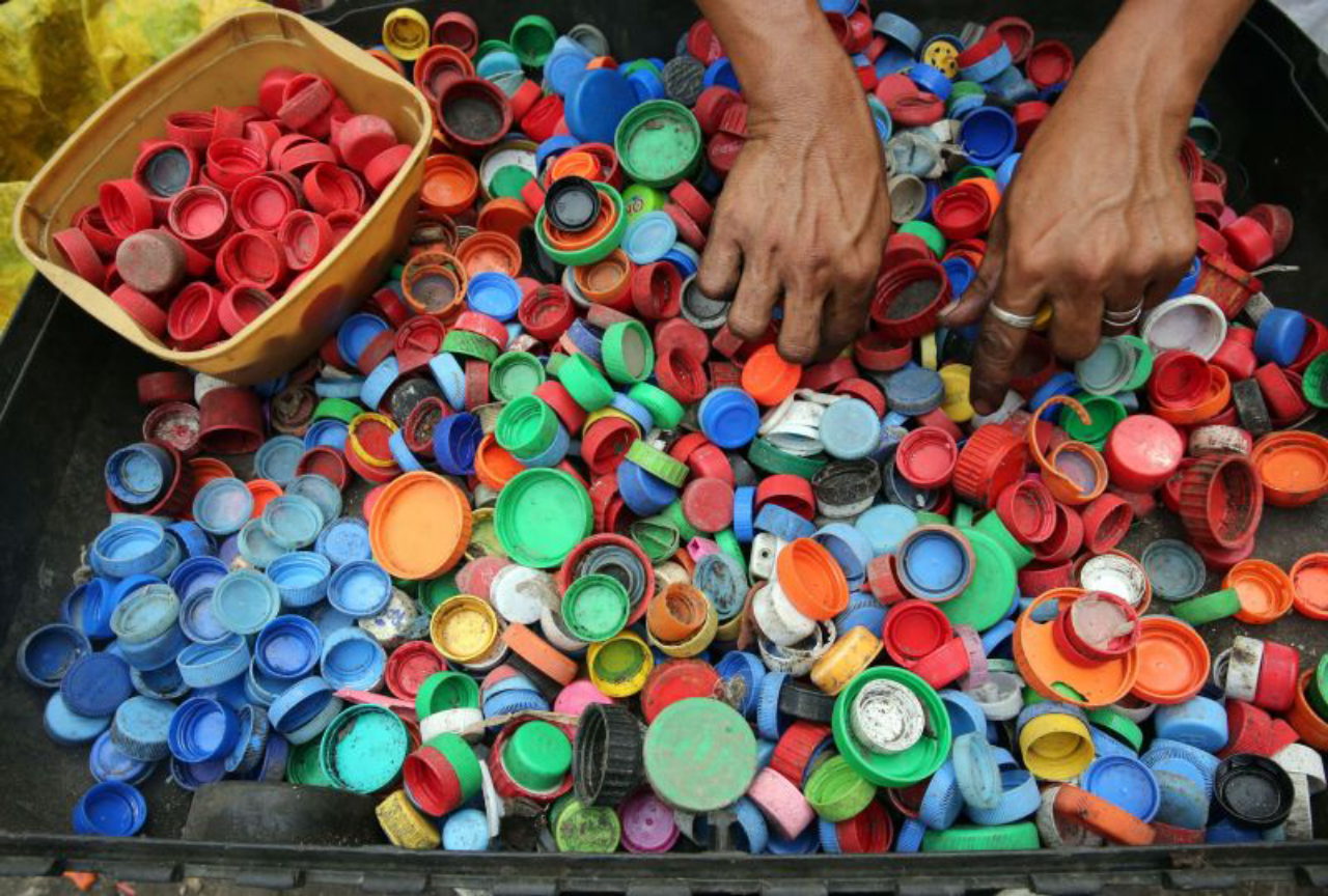 Mesmo materiais mais rígidos como as tampinhas de garrafas pet poderiam ser transformados em outros mais maleáveis e de outras cores. Foto: Krizjohn Rosales/ Pexels