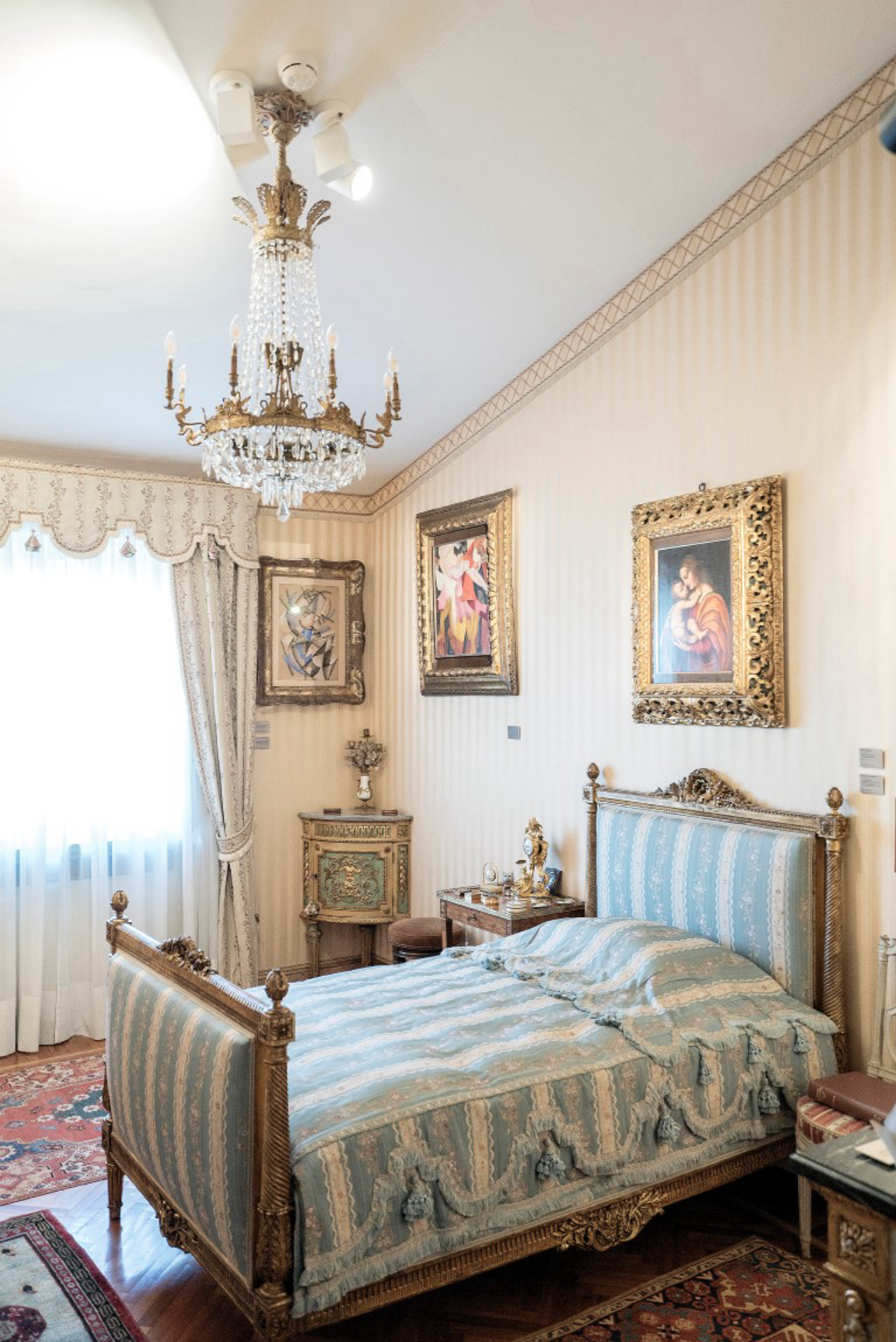 A bedroom at Francesco Federico Cerruti’s villa in Rivoli, Italy, May 1, 2019. Few knew that Cerruti, who died in 2015, owned artwork that would later be valued at $600 million. (Alessandro Grassani/The New York Times)