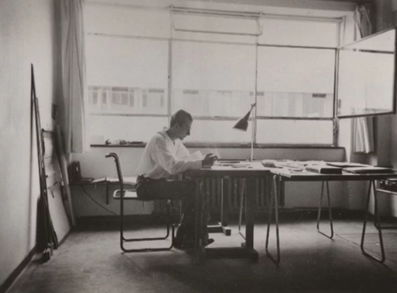 O estudante Siegfried Giesenschlag em seu quarto, entre 1926 e 1930. Foto: Stiftung Bauhaus Dessau/Divulgação