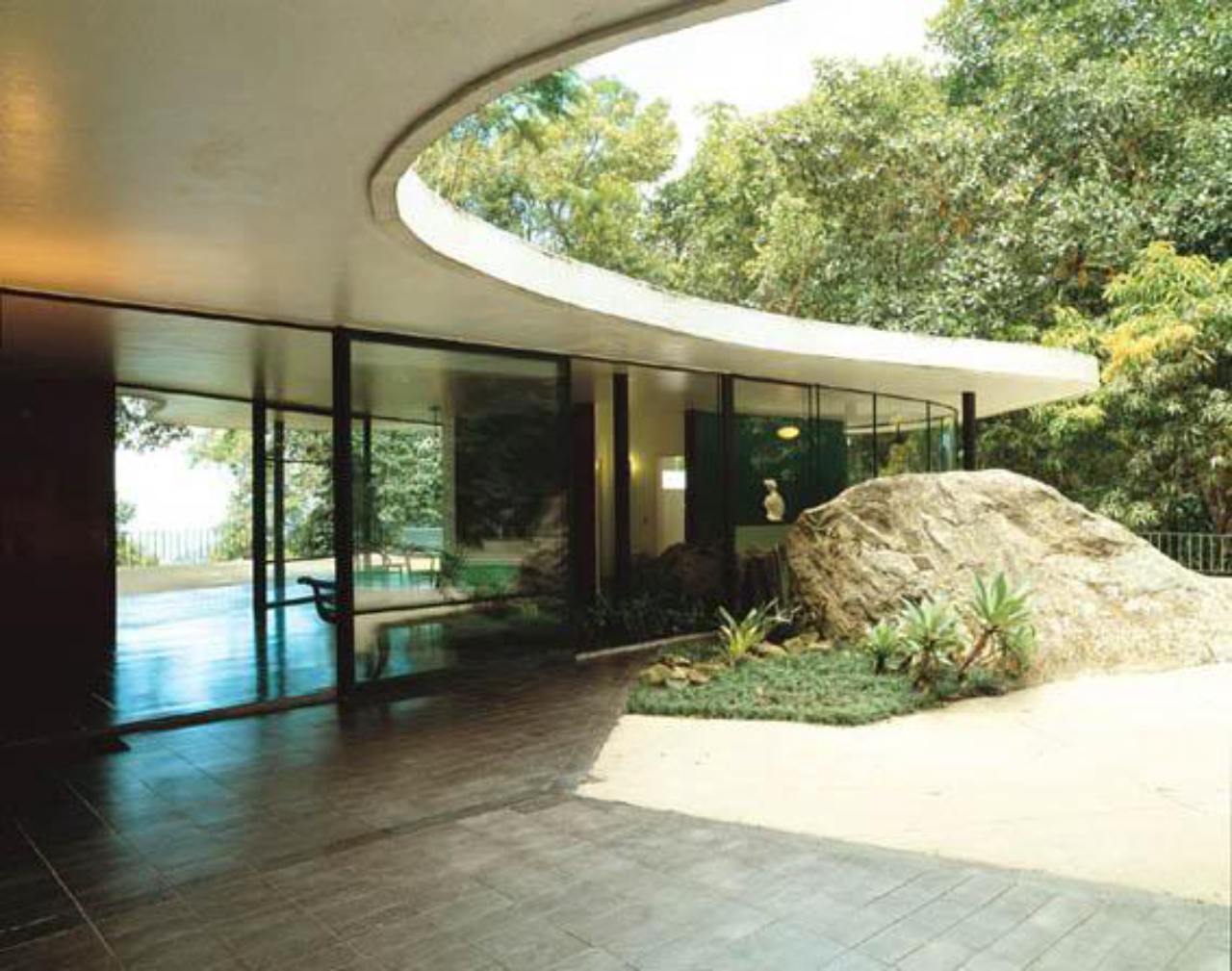 Fachada da Casa das Canoas ainda aberta. Foto: Fundação Oscar Niemeyer/Divulgação