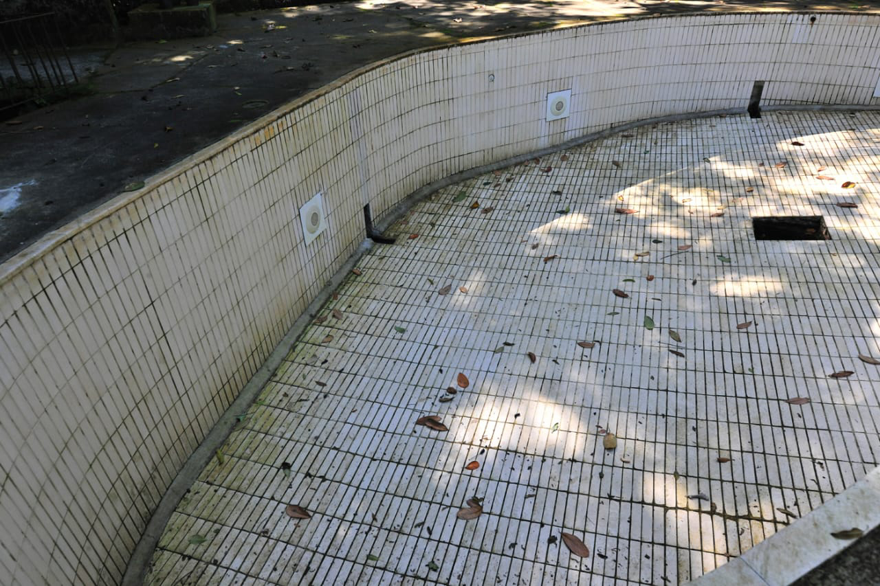 Sem água e com rachaduras, piscina espera por restauro. Foto: Carlos Eduardo Niemeyer / Arquivo Pessoal.