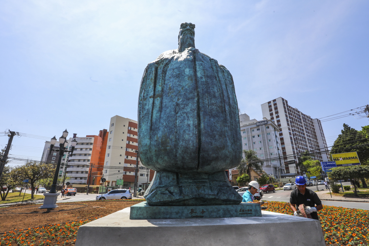 Estátua de Confúcio foi presente da Bienal de Curitiba em 2017. Foto: Daniel Castellano/SMCS