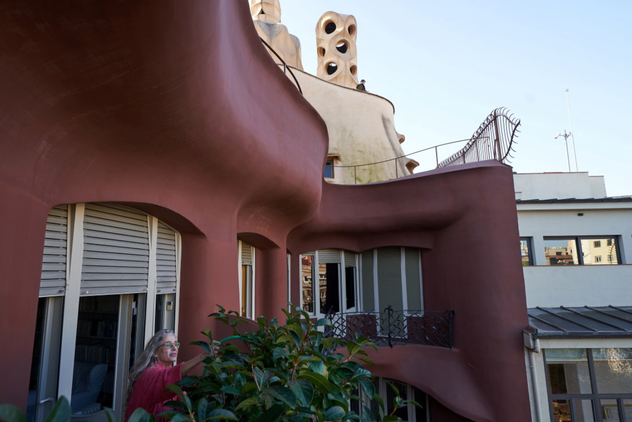 Ana Viladomiu agua suas plantas no apartamento em que mora dentro do famoso edifício La Pedrera, de Antoni Gaudí, Em Barcelona. Foto: Samuel Aranda/The New York Times