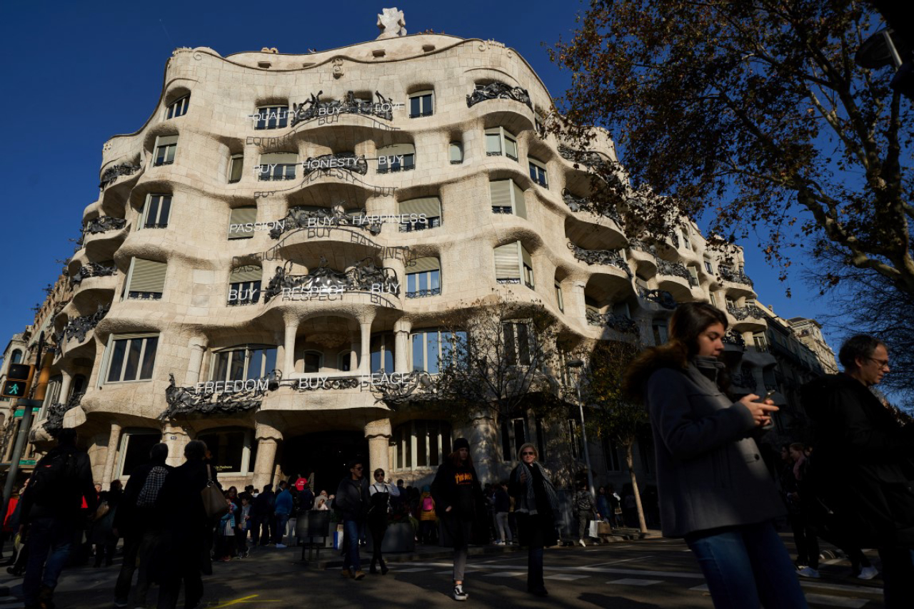 Ana Viladomiu mora em um apartamento dentro do famoso edifício La Pedrera, do arquiteto Antoni Gaudí, em Barcelona. Foto: Samuel Aranda/The New York Times
