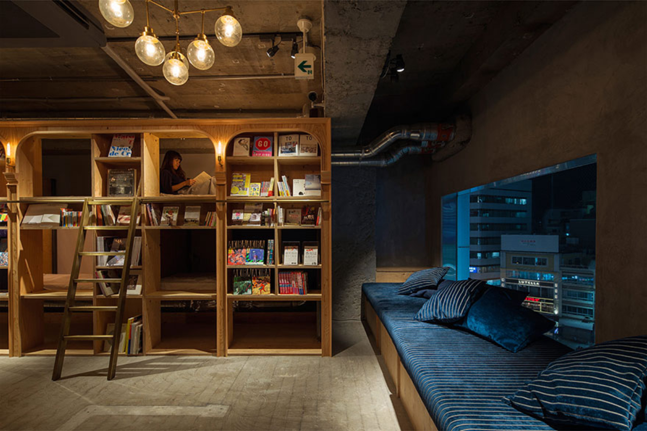 Hostel Book and Bed, em Tóquio, tem camas no interior das estantes de livros. Foto: reprodução/Book and Bed