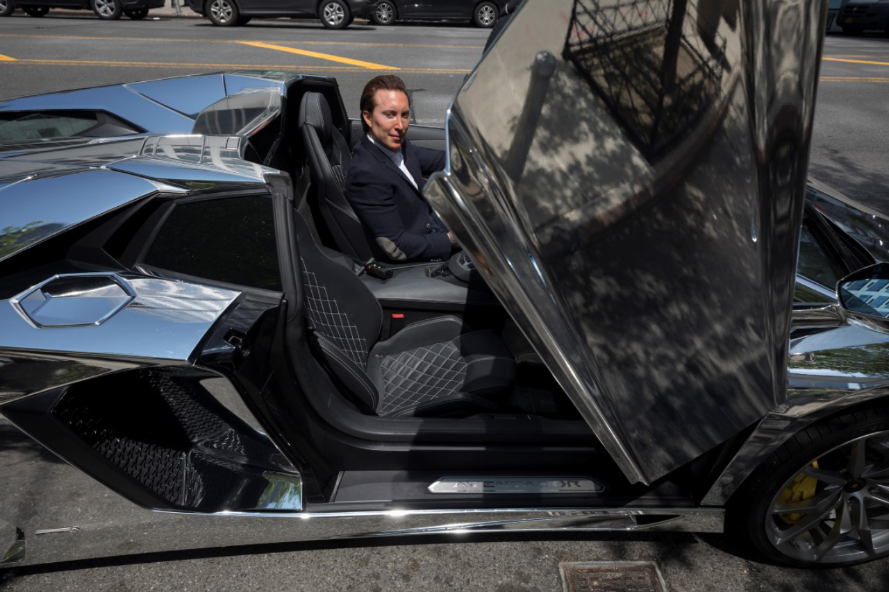 Daniel Neiditch, mostra a Lamborghini que o comprador do apartamento de US$ 85 milhões vai "ganhar". Foto: James Estrin / The New York Times