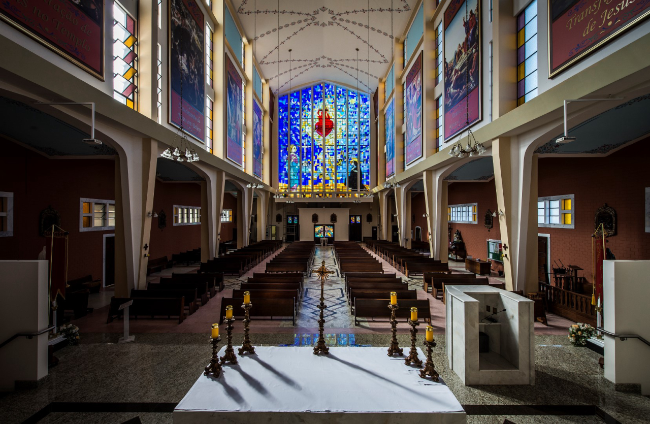 Vitral visto a partir do altar do Santuário Sagrado Coração de Jesus. Foto: Letícia Akemi / Gazeta do Povo.