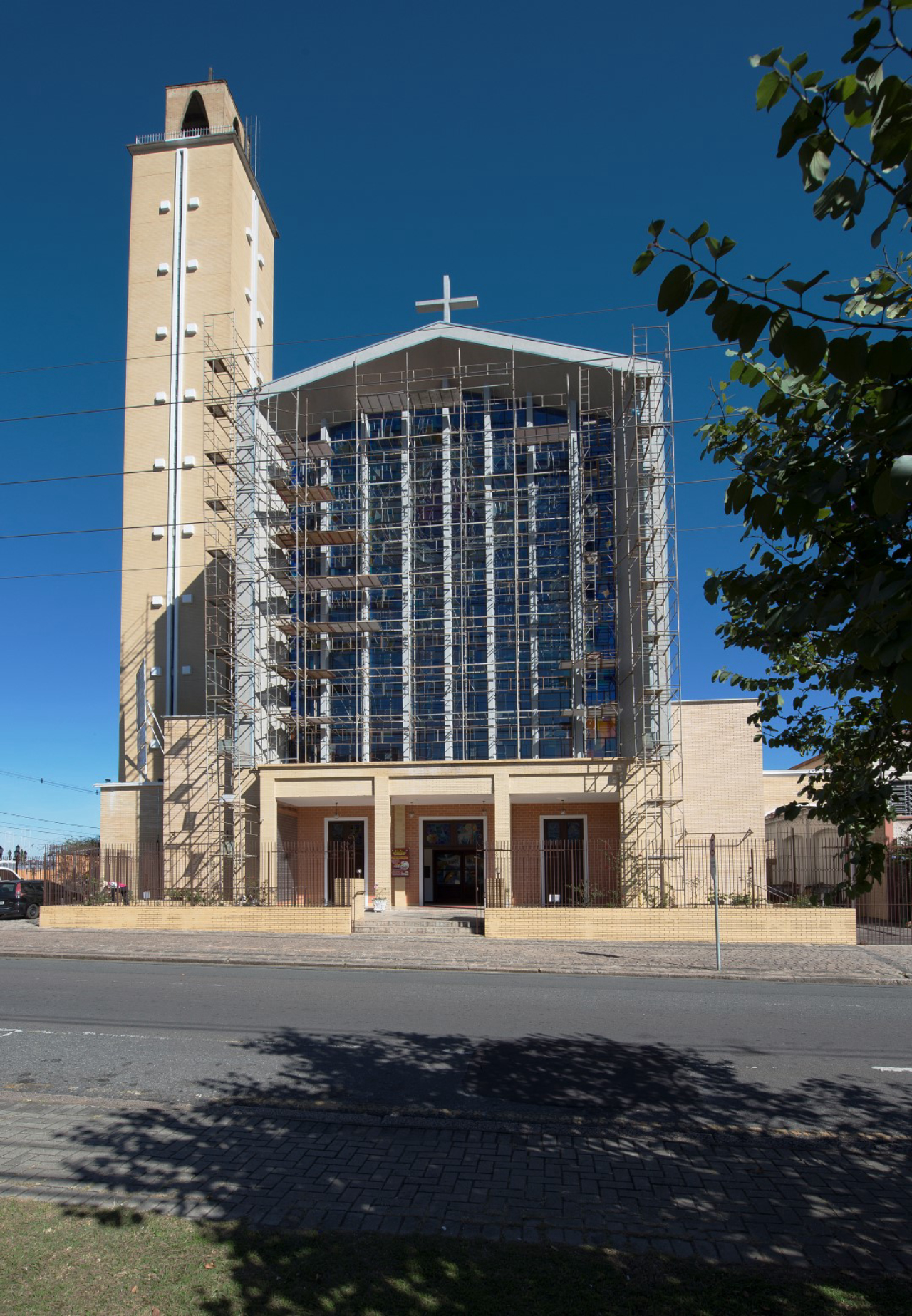 Fachada da igreja ainda segue com o andaime que será retirado somente após a estabilização e secagem completa do vitral. Foto: Letícia Akemi / Gazeta do Povo. 