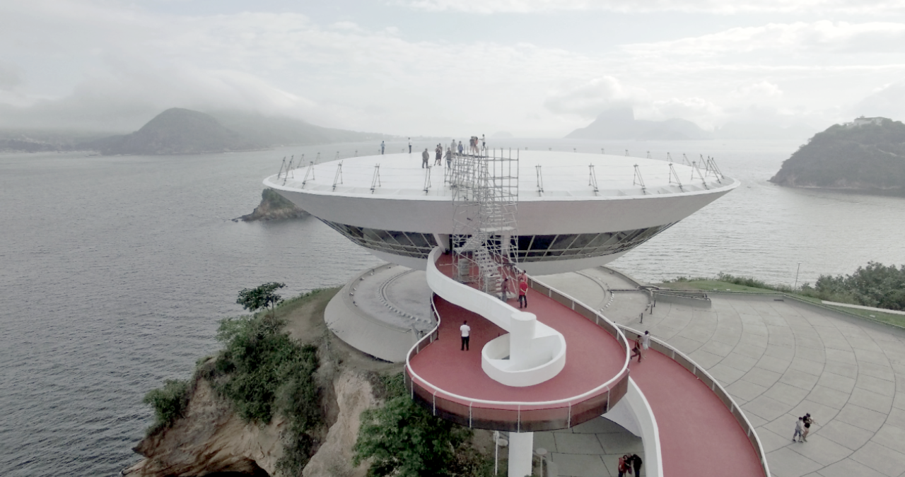 Instalação da Grua no teto do MAC de Niterói propôs aos visitantes encarar o prédio de Niemeyer sob nova perspectiva. Foto: Tui Lana/divulgação