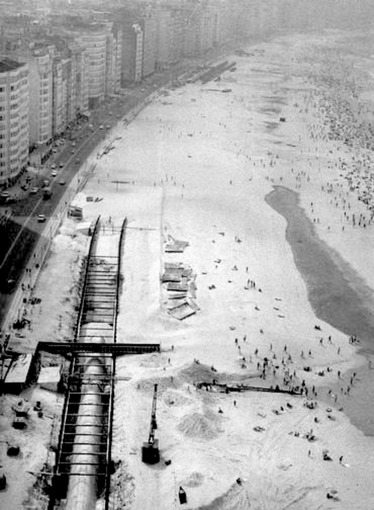 Foto do processo de aterro em Copacabana nos anos 1970 integra pesquisa histórica do projeto da Grua. Foto: Acervo/O Globo