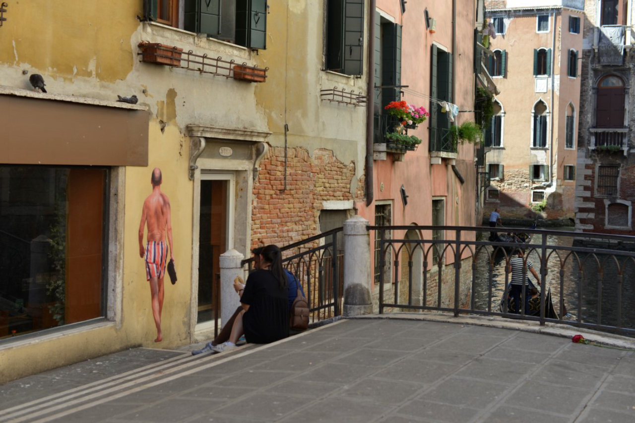 Fotógrafo paranaense fez três intervenções com lambe-lambes em Veneza e foi apelidado de 'novo Banksy'. Fotos: Estevan Reder/Divulgação