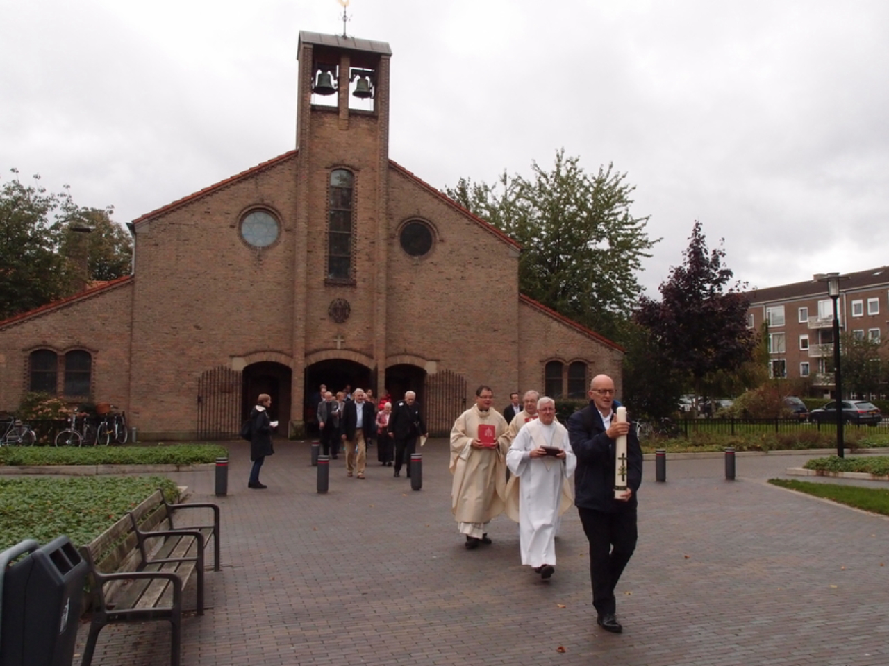 Procissão saída da Sint Jacobuskerk, em direção à Protestant Bethel Church, que vai abrigar os ritos da comunidade. Foto: Daan Beekers/Religious Matters