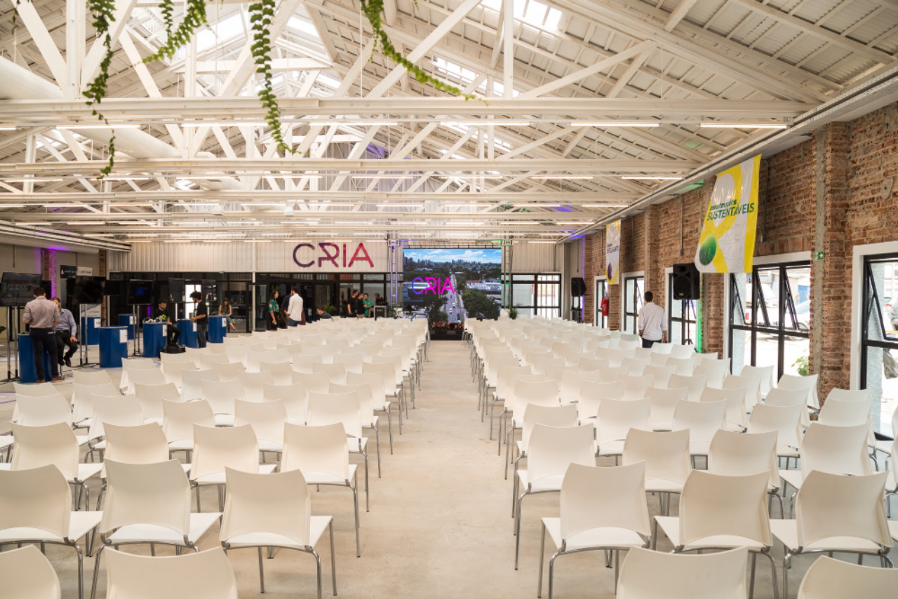 Durante o evento de lançamento do CRIA CWB, vão livre central da fábrica funcionou como auditório. Depois, espaço será ocupado por estações de trabalho. Foto: Gabriel Rodrigues