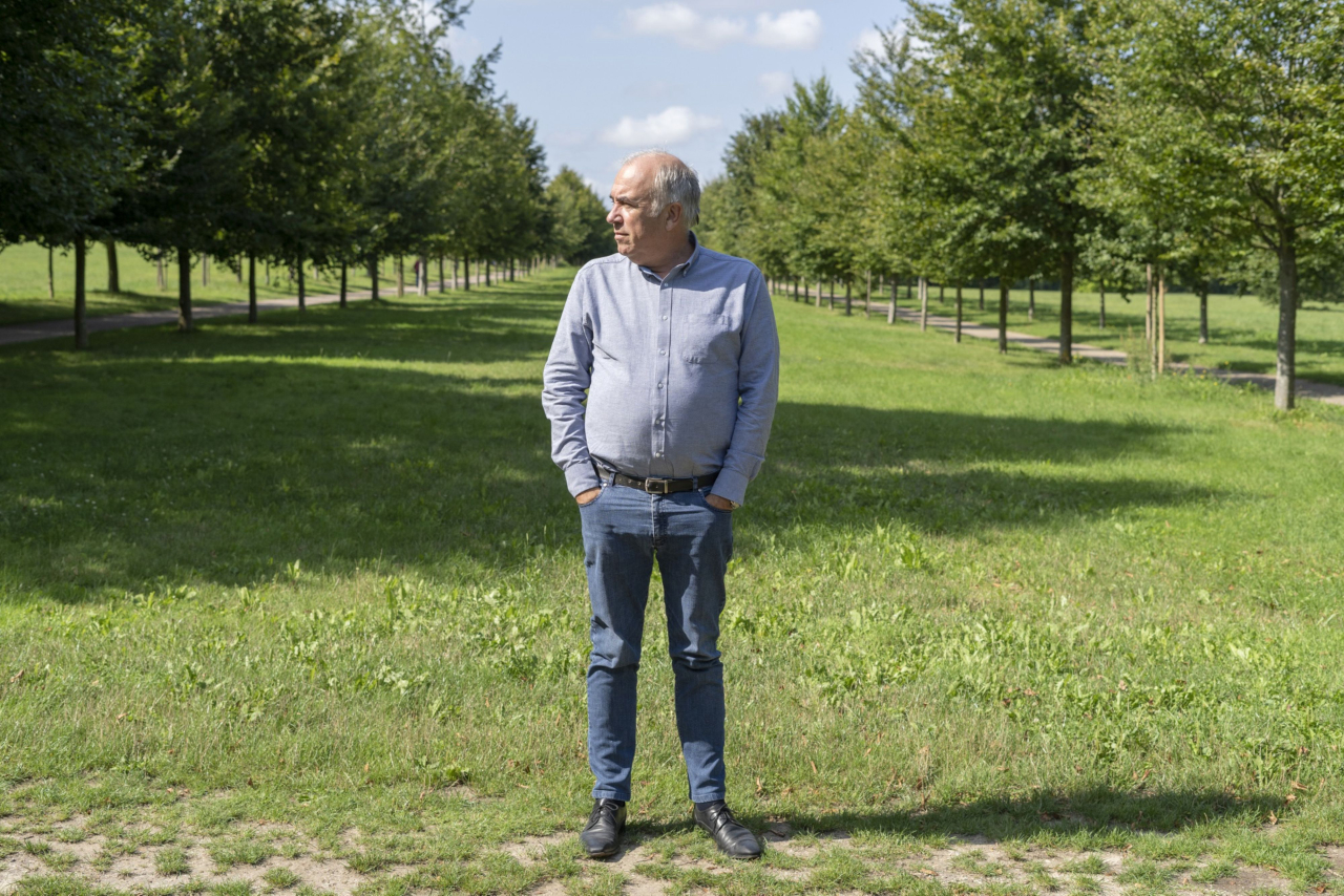 Chefe de jardinagem em Versalhes, Alain Baraton explica que espécies tradicionais do jardim estão dando lugar a espécies mais resistentes. Foto: Martin Barzilai/Bloomberg