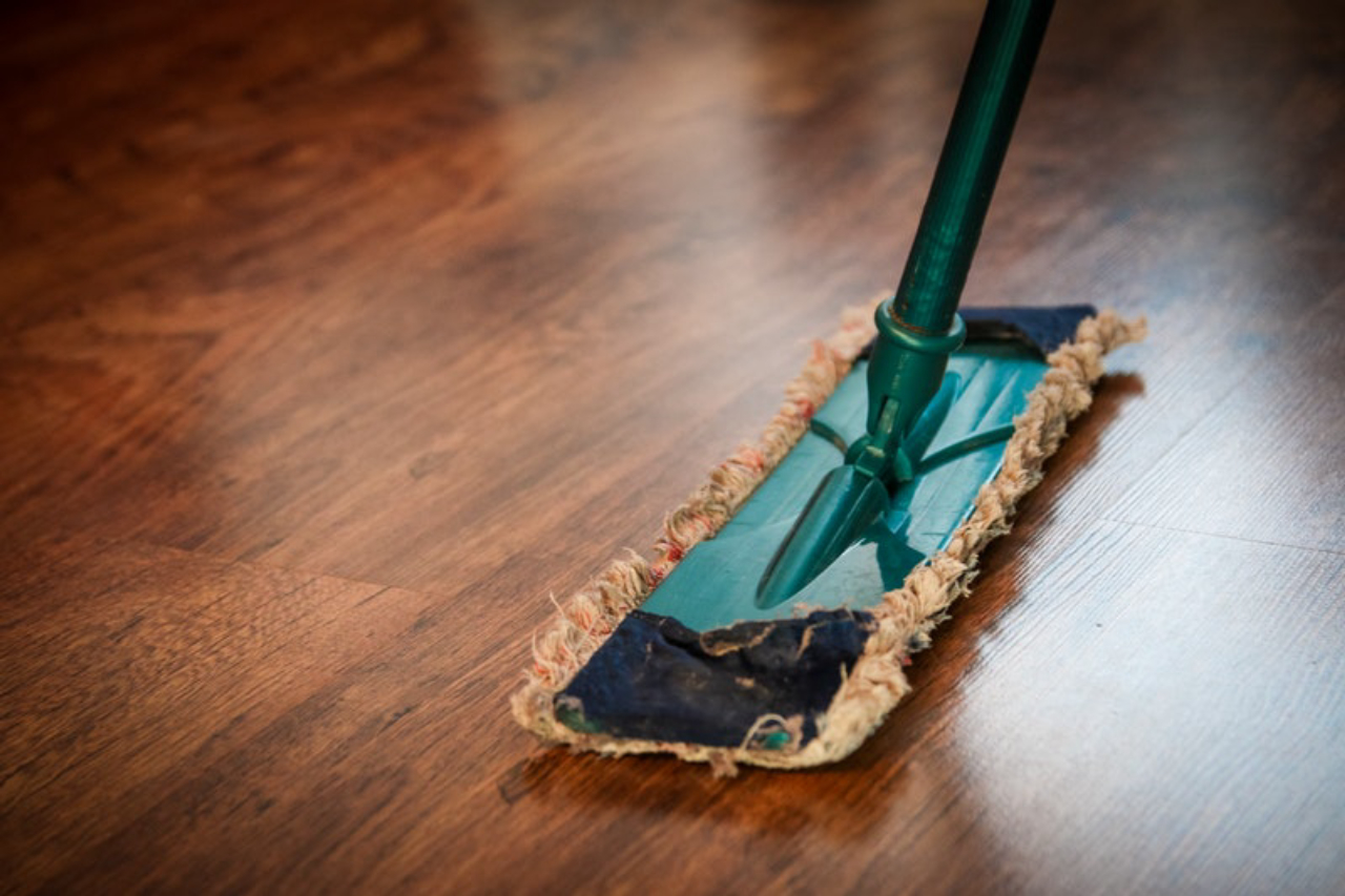 Após uma obra em casa, poderá ser necessário o uso de produtos para limpeza profissional, que retirem manchas e resíduos. Foto: Pexels