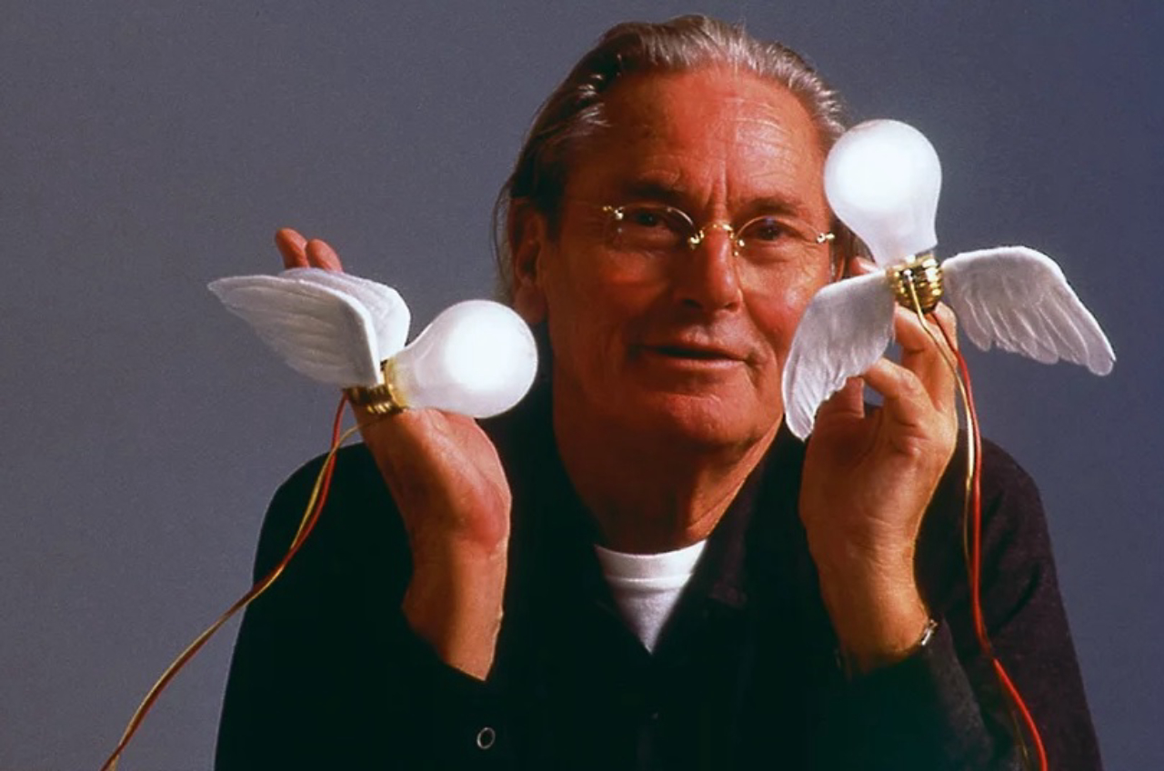 Retrato do designer alemão Ingo Maurer com as luminárias "Lucellino". Foto: Tom Vack/Reprodução