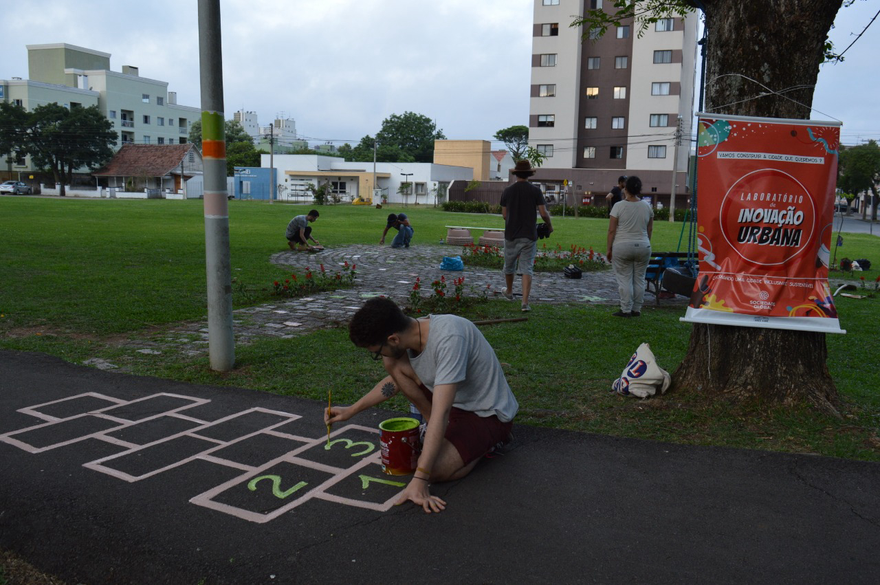 Um jogo de amarelinha foi pintado na ciclovia, para atender crianças que passam pelo local. Foto: Divulgação