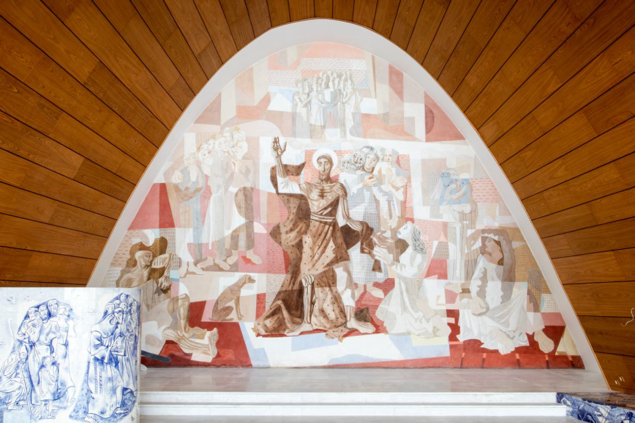 Mural de Portinari atrás do altar: figura do cachorro teria incomodado arcebispo da época, que não realizou a consagração da capela. Foto: divulgação/Tecnibras