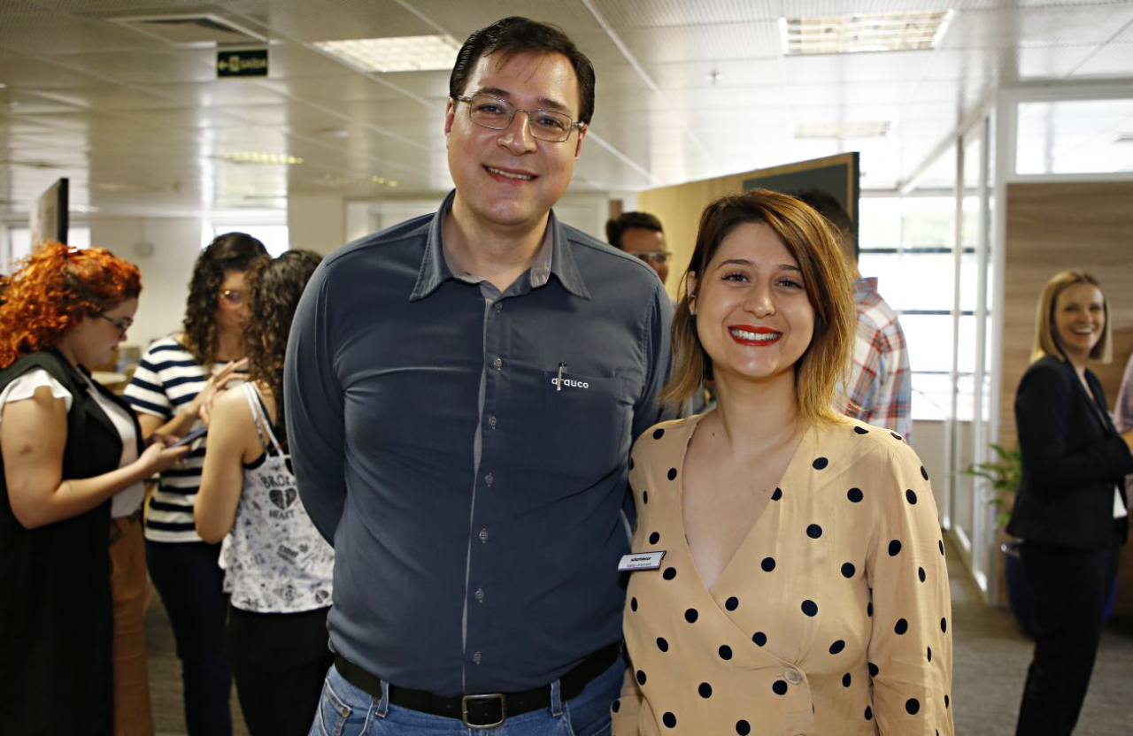 João Carlos Gon Casemiro, gerente de marketing da Arauco, e Adelita Lenartowaski, designer da Schattdecor.
