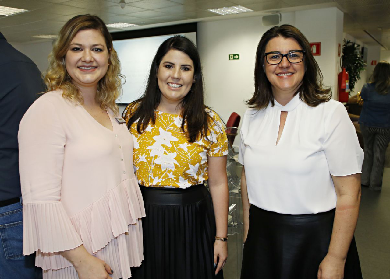 Claudia Delong, da Schattdecor, Tâmara Miranda, do Office Lab Artany, e Maristela Bubniak, gerente da Móveis Campo Largo.