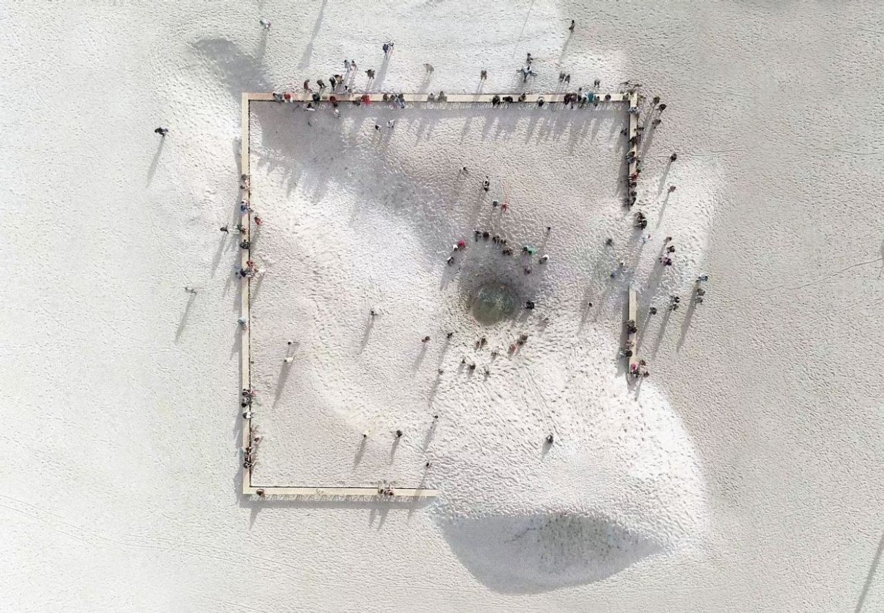 Instalação "A praia e o tempo", realizada pelo Grua em 2018 na Praia de Copacabana. Foto: Acervo pessoal/Tempo Festival